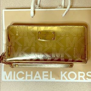 🌼💛Michael Kors wallet / wristlet 💛🌼